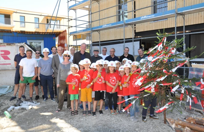 Bauherr, Generalunternehmer, Architekten und Handwerker feierten gemeinsam mit Kindern der benachbarten Volksschule die Dachgleiche des Holzbauprojekts „Blattur“ in Götzis.
 Bauherr, Generalunternehmer, Architekten und Handwerker feierten gemeinsam mit Kindern der benachbarten Volksschule die Dachgleiche des Holzbauprojekts „Blattur“ in Götzis.